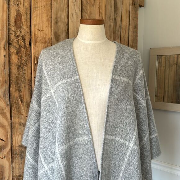 NWT Lane Bryant Women’s Plaid Fringe Hem Poncho Shaw Cardigan OS Gray White - Picture 2 of 13